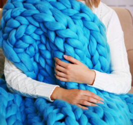 Zalety stosowania kołdry obciążeniowej w terapii zaburzeń snu