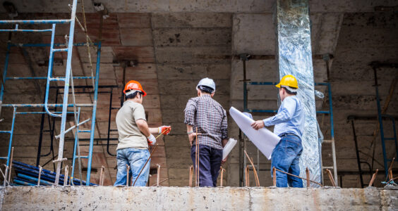 Elektryczne vs. spalinowe podnośniki nożycowe – który wybrać?