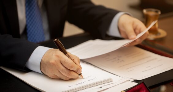 Obsługa spraw spornych w branży medycznej – ryzyka prawne i dobre praktyki